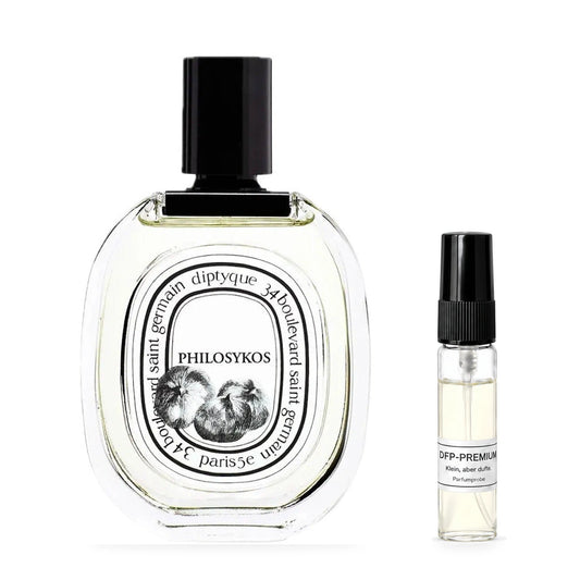 Diptyque Philosykos Eau de Toilette: Originalflakon neben einer DFP Parfumprobe im Glaszerstäuber mit schwarzer Kappe auf weissem Hintergrund.