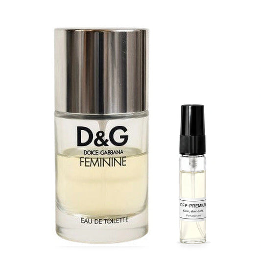 Dolce & Gabbana Feminine (1999): Originalflakon neben einer DFP Parfumprobe im Glaszerstäuber mit schwarzer Kappe auf weissem Hintergrund.