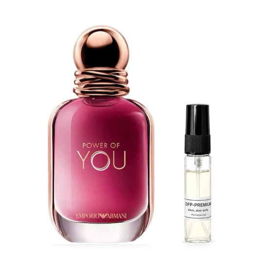 Emporio Armani Power of You: Originalflakon neben einer DFP Parfumprobe im Glaszerstäuber mit schwarzer Kappe auf weissem Hintergrund.