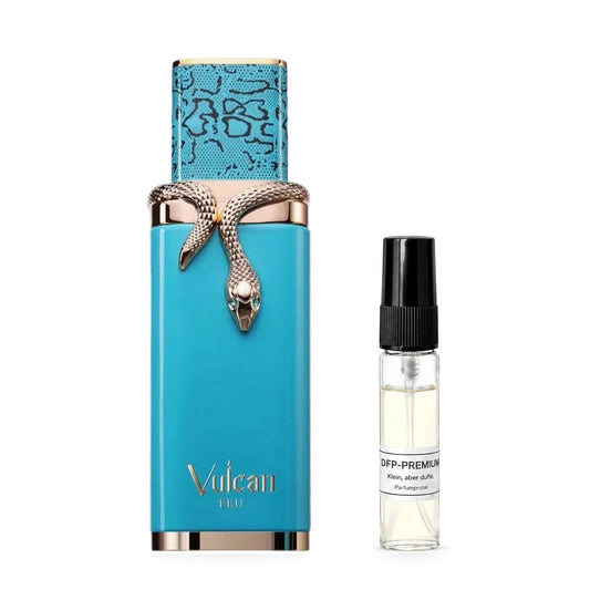 French Avenue Vulcan Feu: Originalflakon neben einer DFP Parfumprobe im Glaszerstäuber mit schwarzer Kappe auf weissem Hintergrund.