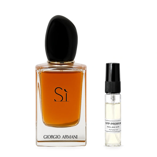 Giorgio Armani Sì: Originalflakon neben einer DFP Parfumprobe im Glaszerstäuber mit schwarzer Kappe auf weissem Hintergrund.