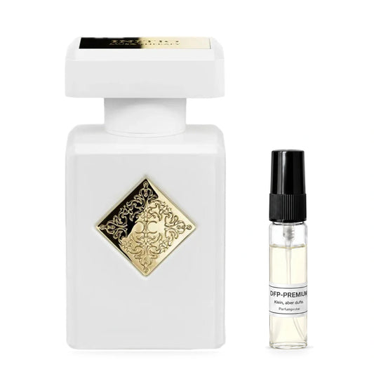 Initio Musk Therapy: Originalflakon neben einer DFP Parfumprobe im Glaszerstäuber mit schwarzer Kappe auf weissem Hintergrund.