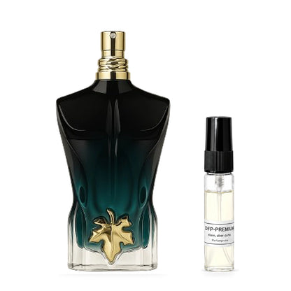 Jean Paul Gaultier Le Beau Le Parfum Intense: Originalflakon neben einer DFP Parfumprobe im Glaszerstäuber mit schwarzer Kappe auf weissem Hintergrund.