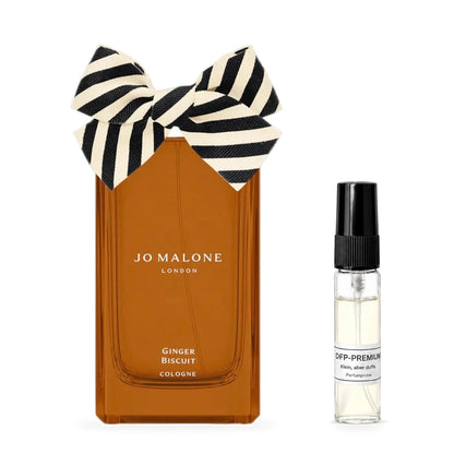 Jo Malone Ginger Biscuit: Originalflakon neben einer DFP Parfumprobe im Glaszerstäuber mit schwarzer Kappe auf weissem Hintergrund.