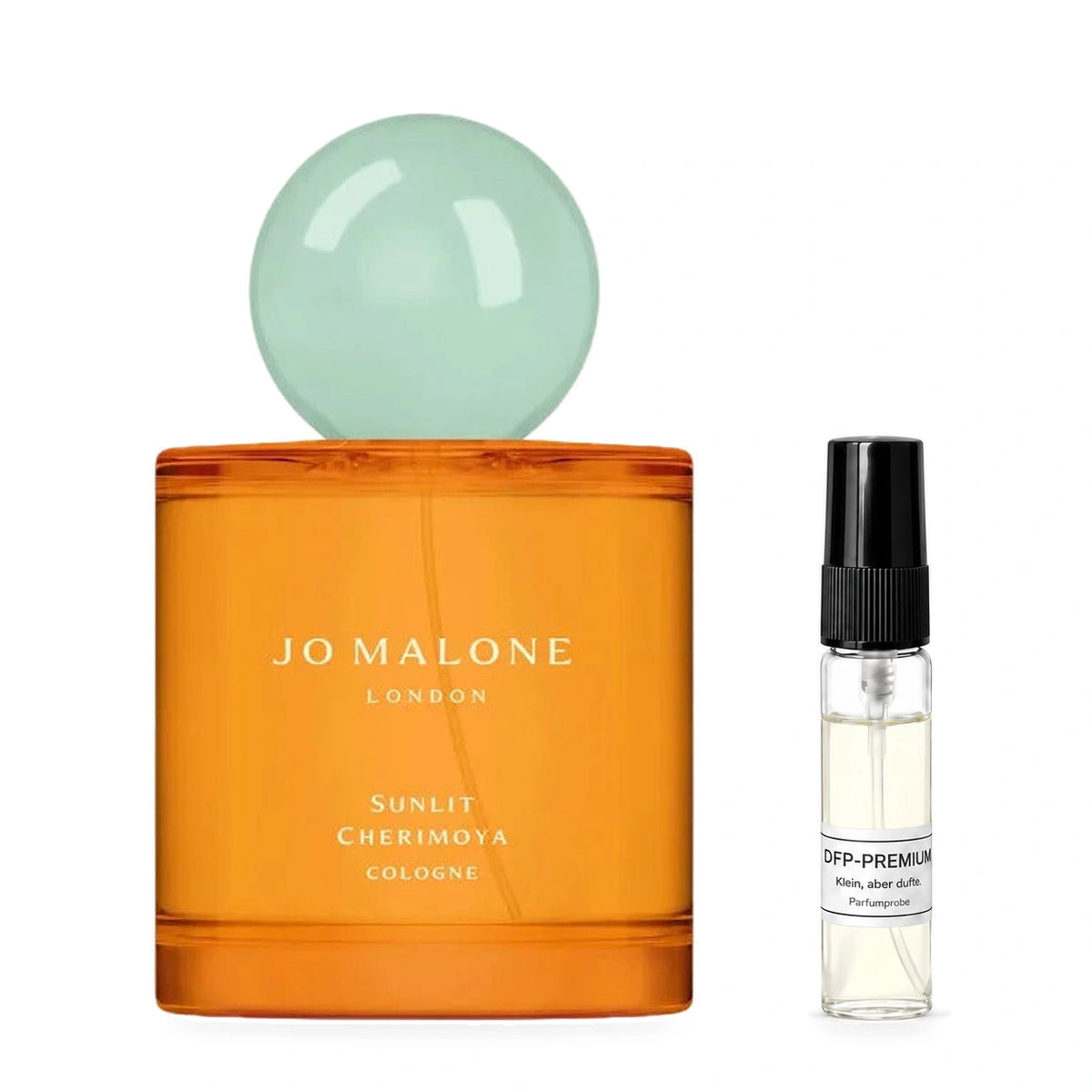 Jo Malone Sunlit Cherimoya: Originalflakon neben einer DFP Parfumprobe im Glaszerstäuber mit schwarzer Kappe auf weissem Hintergrund.