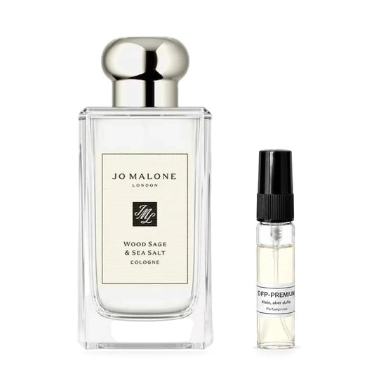 Jo Malone Wood Sage & Sea Salt: Originalflakon neben einer DFP Parfumprobe im Glaszerstäuber mit schwarzer Kappe auf weissem Hintergrund.