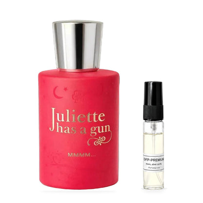 Juliette Has a Gun MMMM…: Originalflakon neben einer DFP Parfumprobe im Glaszerstäuber mit schwarzer Kappe auf weissem Hintergrund.
