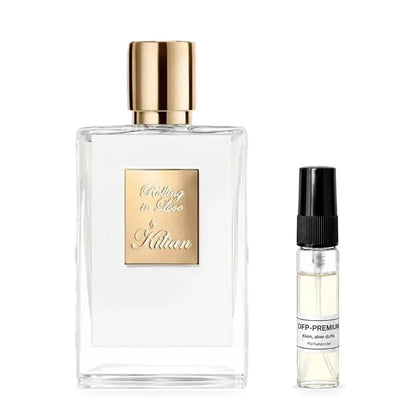 Kilian Rolling in Love: Originalflakon neben einer DFP Parfumprobe im Glaszerstäuber mit schwarzer Kappe auf weissem Hintergrund.