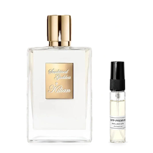 Kilian Sunkissed Goddess: Originalflakon neben einer DFP Parfumprobe im Glaszerstäuber mit schwarzer Kappe auf weissem Hintergrund.