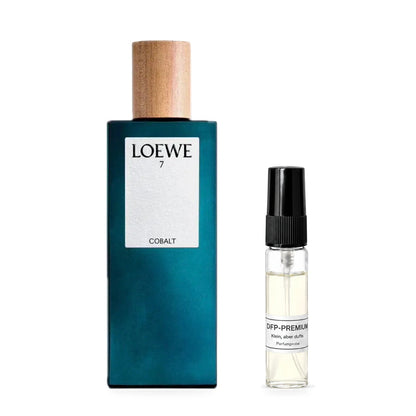 Loewe 7 Cobalt: Originalflakon neben einer DFP Parfumprobe im Glaszerstäuber mit schwarzer Kappe auf weissem Hintergrund.