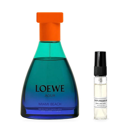 Loewe Agua Miami Beach: Originalflakon neben einer DFP Parfumprobe im Glaszerstäuber mit schwarzer Kappe auf weissem Hintergrund.