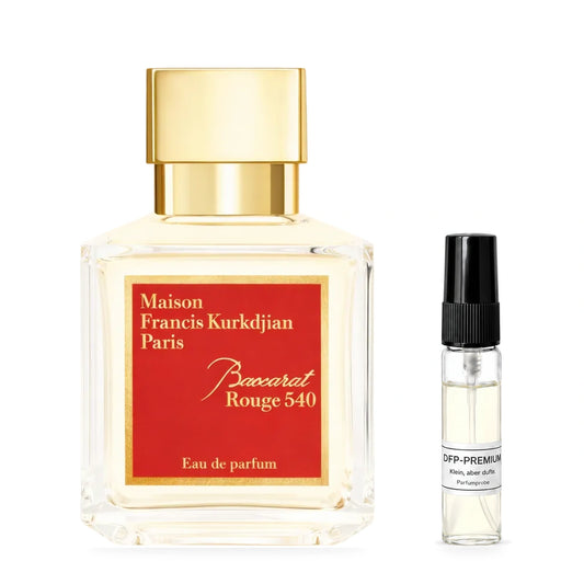 Maison Francis Kurkdjian Baccarat Rouge 540: Originalflakon neben einer DFP Parfumprobe im Glaszerstäuber mit schwarzer Kappe auf weissem Hintergrund.