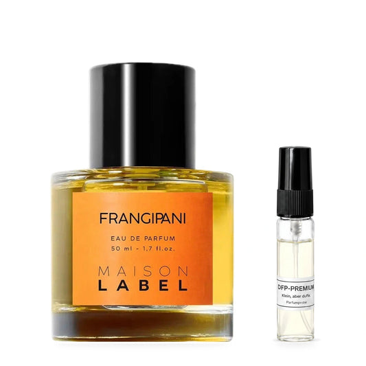 Maison Label Frangipani: Originalflakon neben einer DFP Parfumprobe im Glaszerstäuber mit schwarzer Kappe auf weissem Hintergrund.