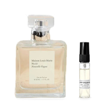 Maison Louis Marie No.13 Nouvelle Vague: Originalflakon neben einer DFP Parfumprobe im Glaszerstäuber mit schwarzer Kappe auf weissem Hintergrund.