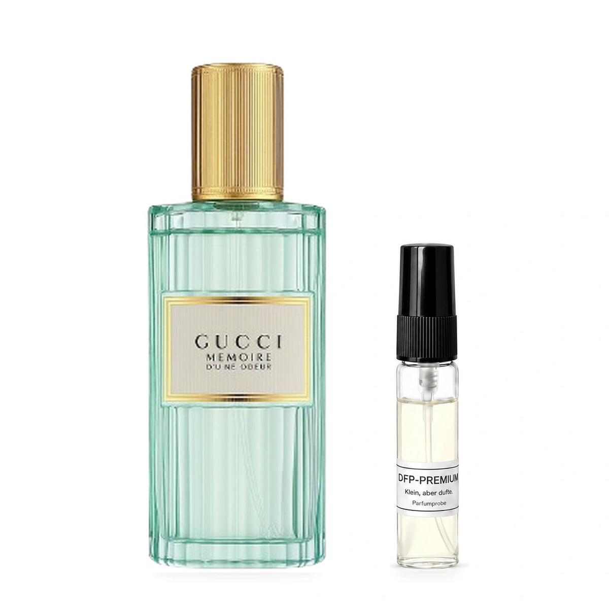 Gucci Mémoire d’une Odeur: Originalflakon neben einer DFP Parfumprobe im Glaszerstäuber mit schwarzer Kappe auf weissem Hintergrund.