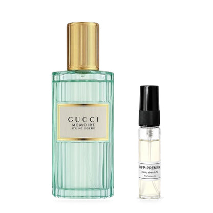 Gucci Mémoire d’une Odeur: Originalflakon neben einer DFP Parfumprobe im Glaszerstäuber mit schwarzer Kappe auf weissem Hintergrund.
