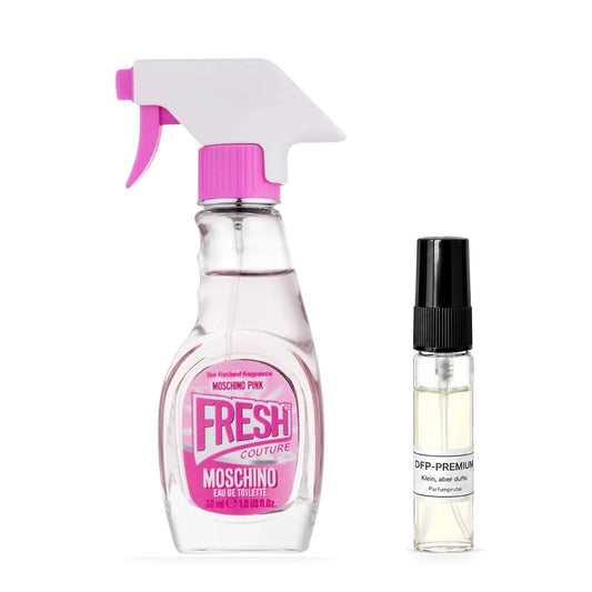 Moschino Pink Fresh Couture: Originalflakon neben einer DFP Parfumprobe im Glaszerstäuber mit schwarzer Kappe auf weissem Hintergrund.