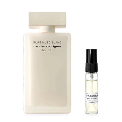 Narciso Rodriguez For Her Pure Musc Blanc: Originalflakon neben einer DFP Parfumprobe im Glaszerstäuber mit schwarzer Kappe auf weissem Hintergrund.