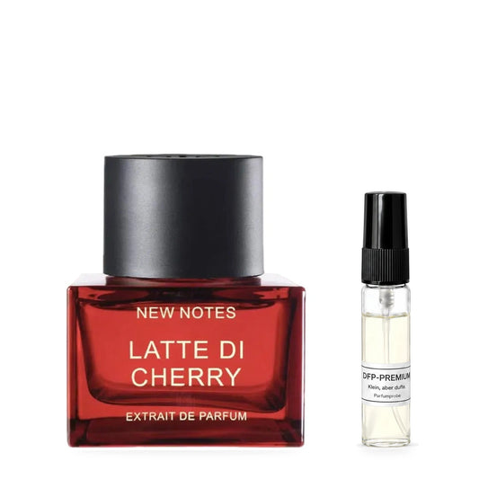 New Notes Latte di Cherry: Originalflakon neben einer DFP Parfumprobe im Glaszerstäuber mit schwarzer Kappe auf weissem Hintergrund.