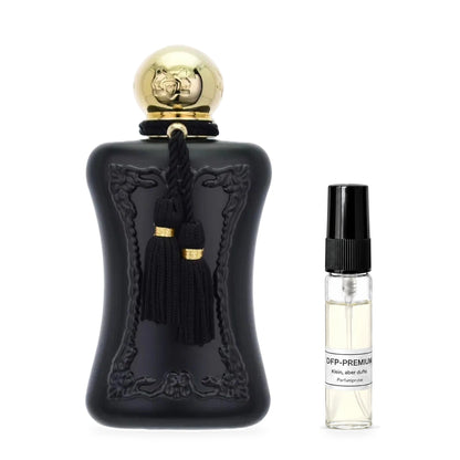 Parfums de Marly Athalia: Originalflakon neben einer DFP Parfumprobe im Glaszerstäuber mit schwarzer Kappe auf weissem Hintergrund.