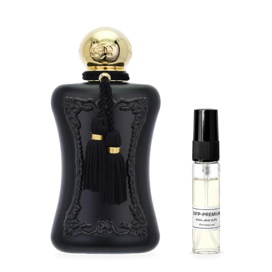 Parfums de Marly Athalia: Originalflakon neben einer DFP Parfumprobe im Glaszerstäuber mit schwarzer Kappe auf weissem Hintergrund.