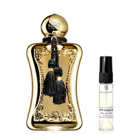 Parfums de Marly Darcy: Originalflakon neben einer DFP Parfumprobe im Glaszerstäuber mit schwarzer Kappe auf weissem Hintergrund.