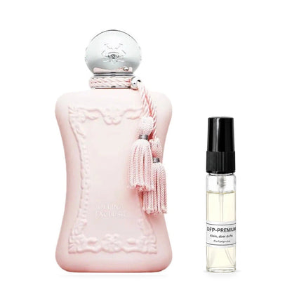 Parfums de Marly Delina Exclusif: Originalflakon neben einer DFP Parfumprobe im Glaszerstäuber mit schwarzer Kappe auf weissem Hintergrund.