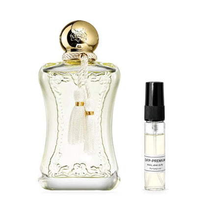 Parfums de Marly Meliora: Originalflakon neben einer DFP Parfumprobe im Glaszerstäuber mit schwarzer Kappe auf weissem Hintergrund.