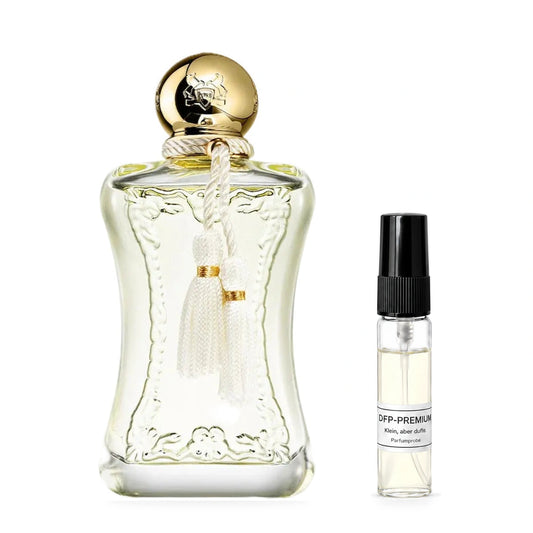Parfums de Marly Meliora: Originalflakon neben einer DFP Parfumprobe im Glaszerstäuber mit schwarzer Kappe auf weissem Hintergrund.
