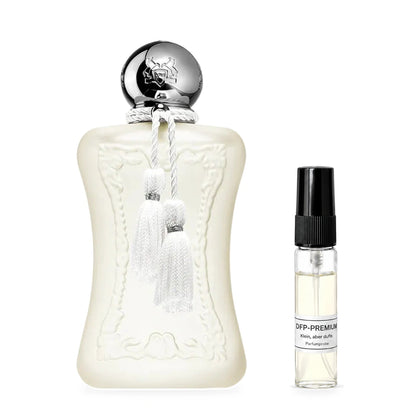 Parfums de Marly Valaya: Originalflakon neben einer DFP Parfumprobe im Glaszerstäuber mit schwarzer Kappe auf weissem Hintergrund.
