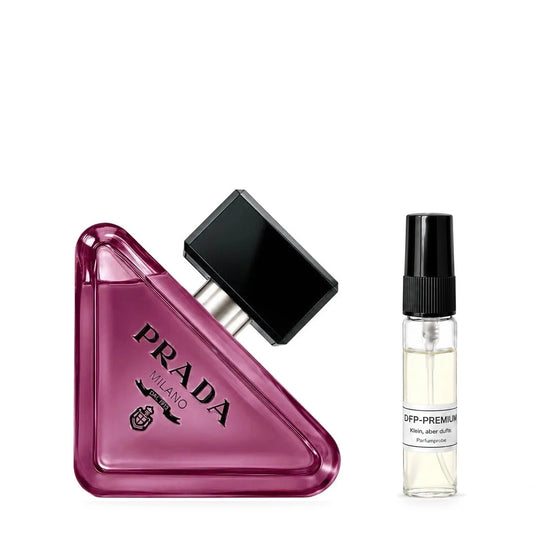 Prada Paradoxe Sweet Chemistry: Originalflakon neben einer DFP Parfumprobe im Glaszerstäuber mit schwarzer Kappe auf weissem Hintergrund.