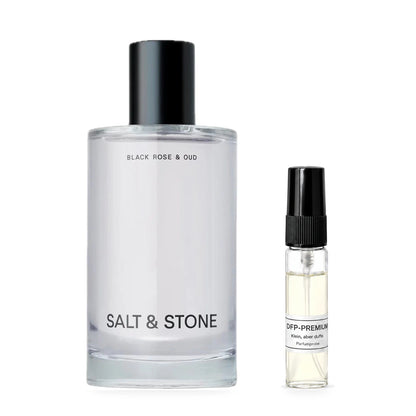 Salt and Stone Black Rose and Oud: Originalflakon neben einer DFP Parfumprobe im Glaszerstäuber mit schwarzer Kappe auf weissem Hintergrund.