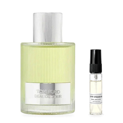 Tom Ford Beau de Jour: Originalflakon neben einer DFP Parfumprobe im Glaszerstäuber mit schwarzer Kappe auf weissem Hintergrund.