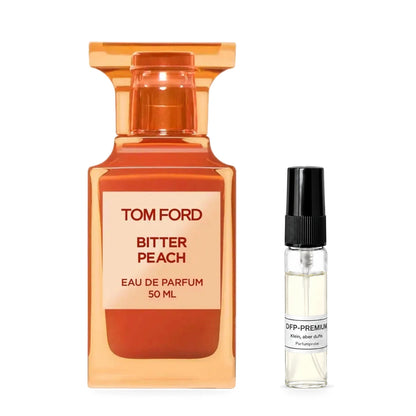 Tom Ford Bitter Peach: Originalflakon neben einer DFP Parfumprobe im Glaszerstäuber mit schwarzer Kappe auf weissem Hintergrund.