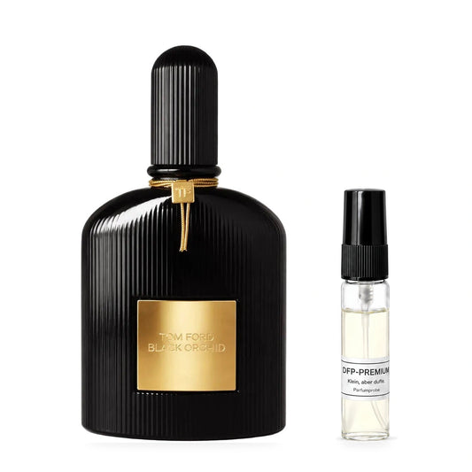 Tom Ford Black Orchid: Originalflakon neben einer DFP Parfumprobe im Glaszerstäuber mit schwarzer Kappe auf weissem Hintergrund.