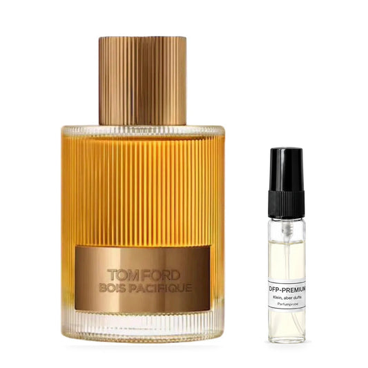 Tom Ford Bois Pacifique: Originalflakon neben einer DFP Parfumprobe im Glaszerstäuber mit schwarzer Kappe auf weissem Hintergrund.
