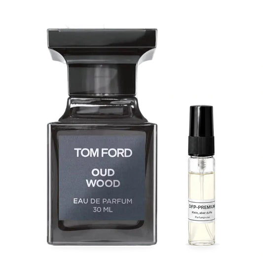 Tom Ford Oud Wood: Originalflakon neben einer DFP Parfumprobe im Glaszerstäuber mit schwarzer Kappe auf weissem Hintergrund.