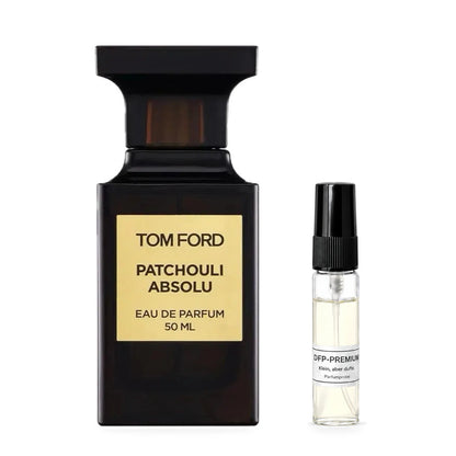 Tom Ford Patchouli Absolu: Originalflakon neben einer DFP Parfumprobe im Glaszerstäuber mit schwarzer Kappe auf weissem Hintergrund.