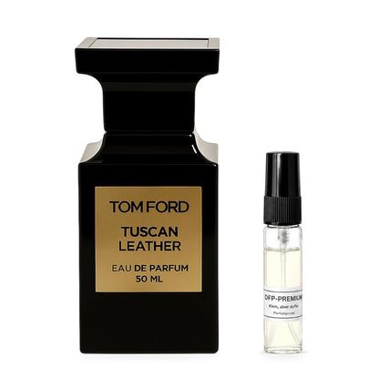 Tom Ford Tuscan Leather: Originalflakon neben einer DFP Parfumprobe im Glaszerstäuber mit schwarzer Kappe auf weissem Hintergrund.