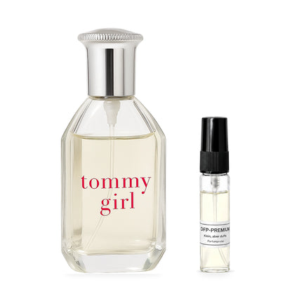 Tommy Hilfiger Tommy Girl: Originalflakon neben einer DFP Parfumprobe im Glaszerstäuber mit schwarzer Kappe auf weissem Hintergrund.