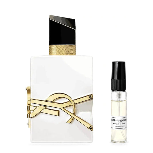 Yves Saint Laurent Libre L'Eau Nue: Originalflakon neben einer DFP Parfumprobe im Glaszerstäuber mit schwarzer Kappe auf weissem Hintergrund.