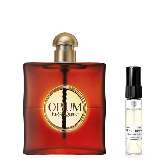 Yves Saint Laurent Opium: Originalflakon neben einer DFP Parfumprobe im Glaszerstäuber mit schwarzer Kappe auf weissem Hintergrund.