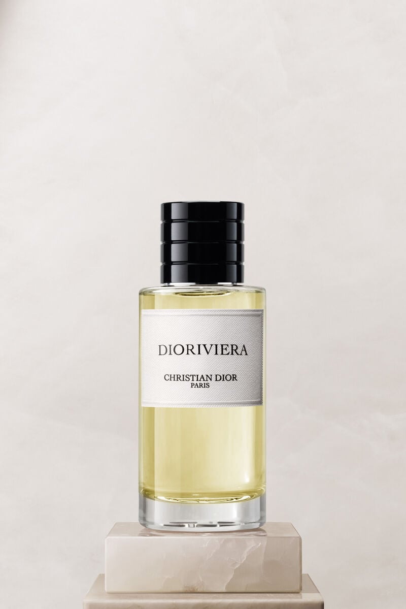 Dior Dioriviera: flacone originale con tappo nero su un piedistallo chiaro.