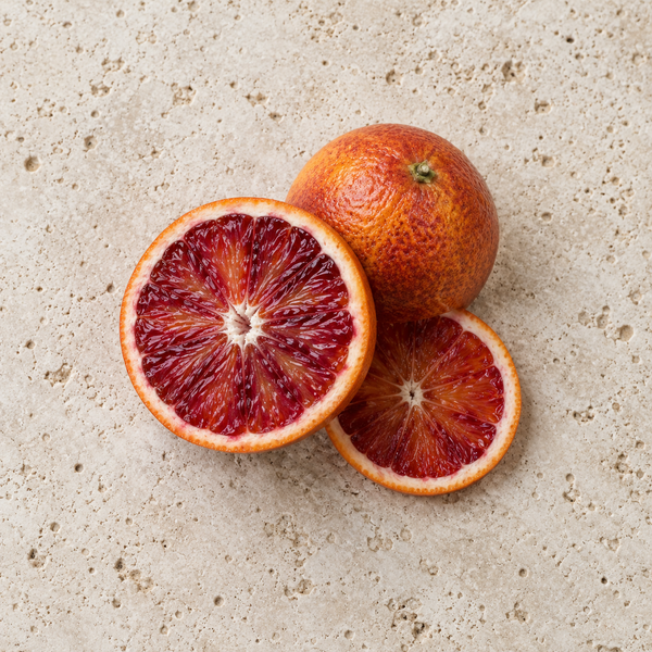 Blutorange mit dunkelrotem Fruchtfleisch