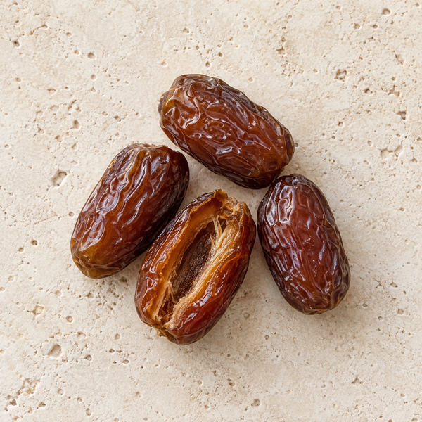 Reife Datteln mit einer geöffneten Frucht