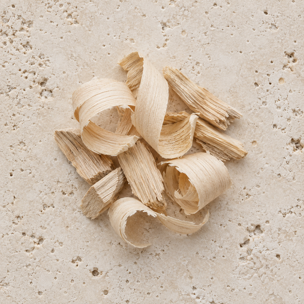Helle Holzspäne und trockene Holzstücke