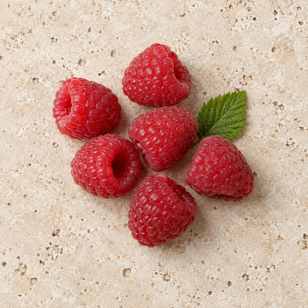 Reife rote Himbeeren mit einem Blatt