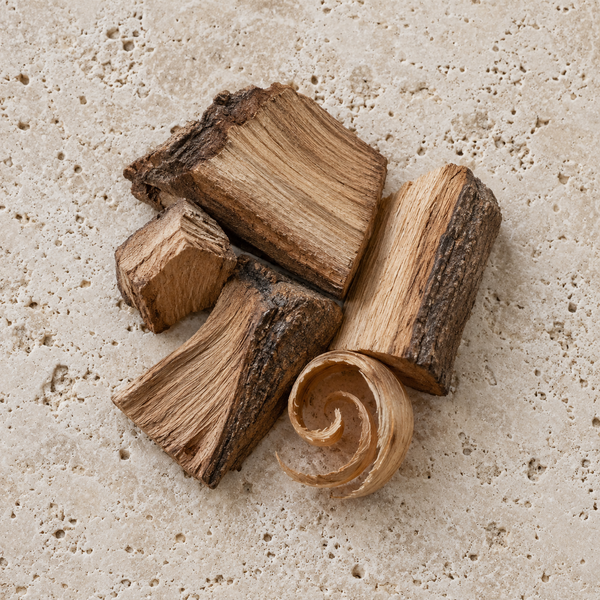 Braune Holzstücke mit sichtbarer Maserung