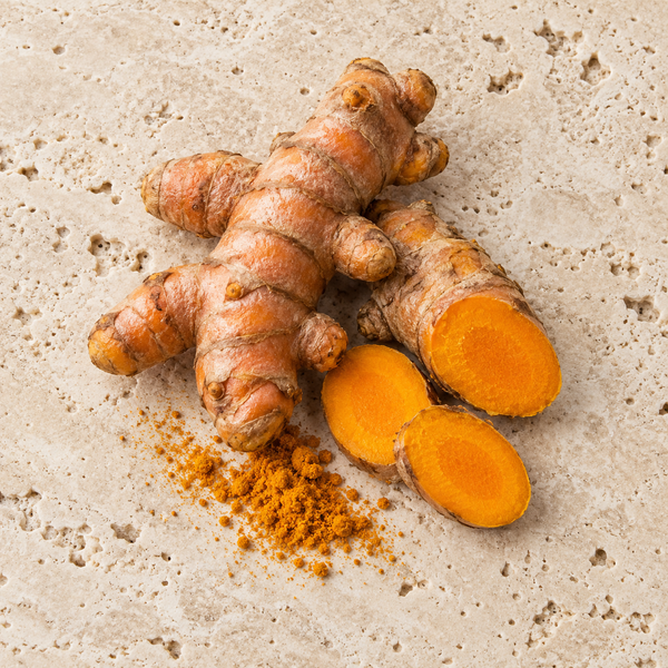 Kurkumawurzeln mit orangefarbenen Schnittflächen