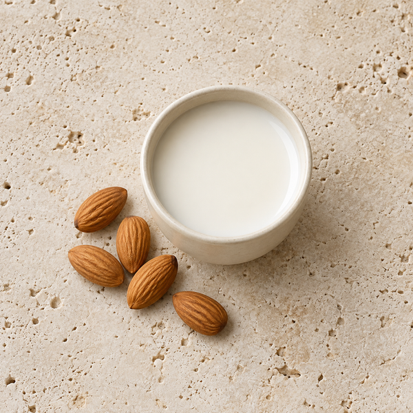 Lait d’amande blanc près d’amandes entières